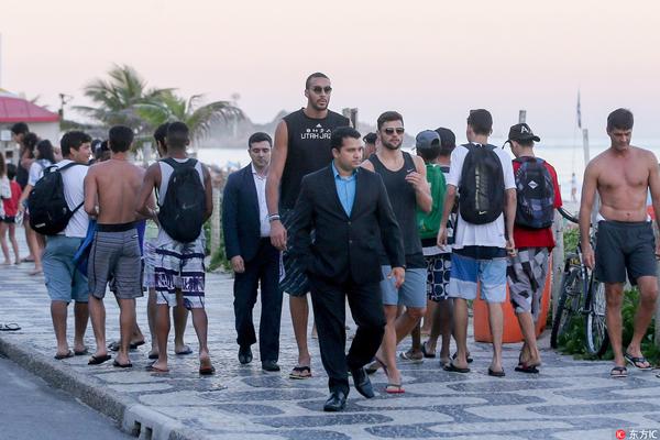 荷兰队官方：韦格霍斯特身体状态不佳退出集训，不会出战波兰（荷兰队官宣：韦格霍斯特因身体状况不佳退出集训，缺席对阵波兰）