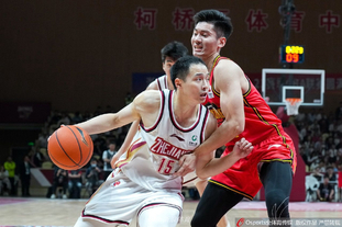 半场战报：博洛尼亚1-2克雷莫内塞，奥尔索利尼点射，瓦尔迪、帕耶罗破门（半场快讯：博洛尼亚1-2暂落后克雷莫内塞，奥尔索利尼点球命中，瓦尔迪与帕耶罗进球）