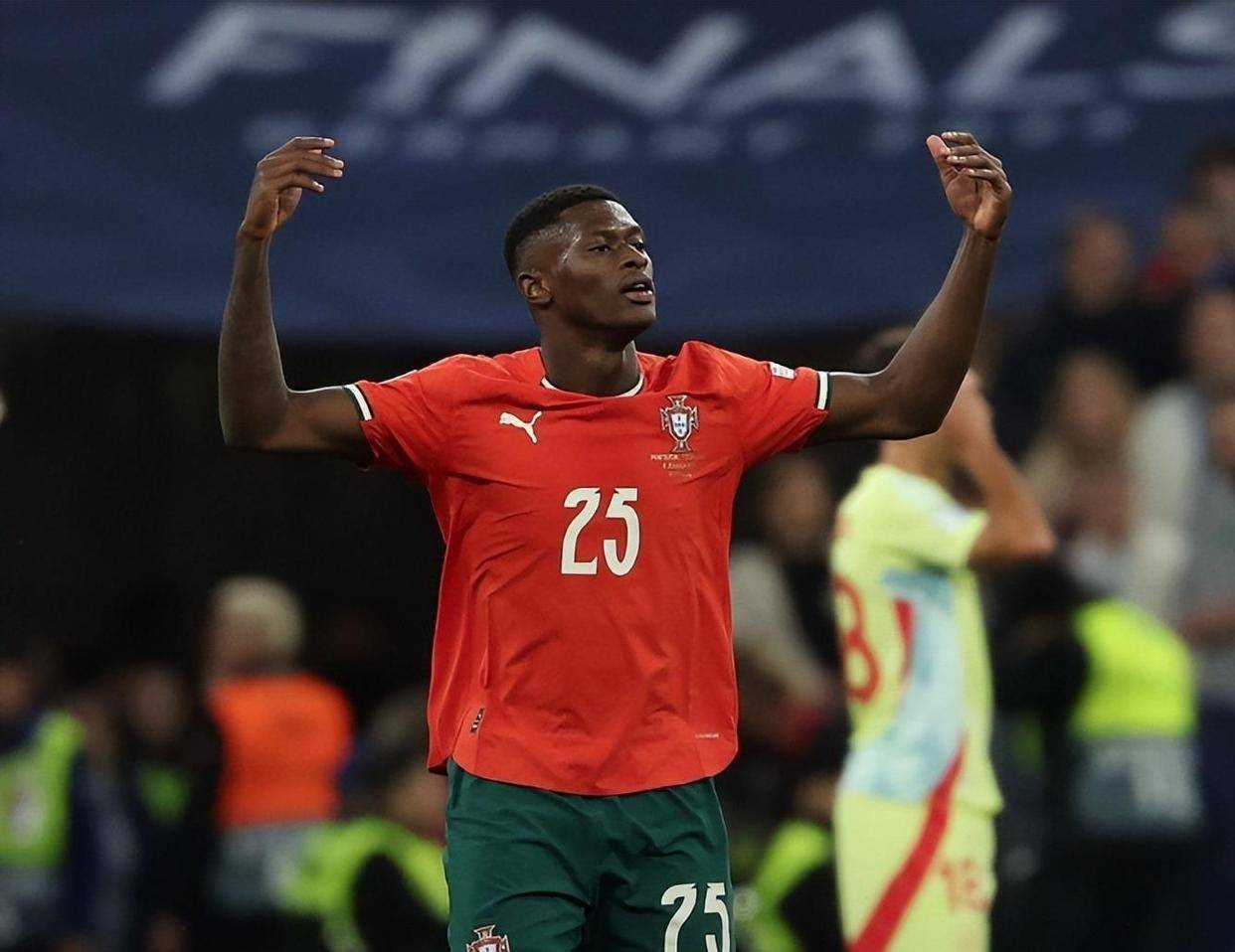 村超展现中国足球真实水平，与体制内形成鲜明对比（村超折射中国足球真实水准，与体制内形成强烈反差）