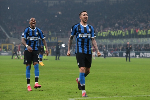 西甲半场：安东尼闪击，费兰戴帽，巴萨暂4-1贝蒂斯（西甲半场：安东尼先拔头筹，费兰戴帽，巴萨4-1暂领先贝蒂斯）