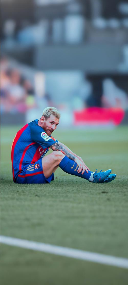 狼堡主帅：国家队回归球员都能上场比赛，对阵药厂是巨大挑战（沃尔夫斯堡主帅：国脚归队均可上阵，迎战勒沃库森是巨大考验）