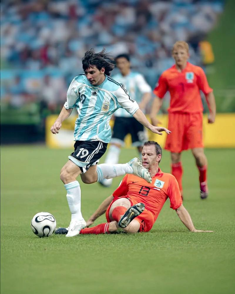 华夏幸福旧将许小龙：李铁指导业务能力很强，带队特别细致（华夏幸福旧将许小龙称赞李铁：业务能力出众，执教细致入微）