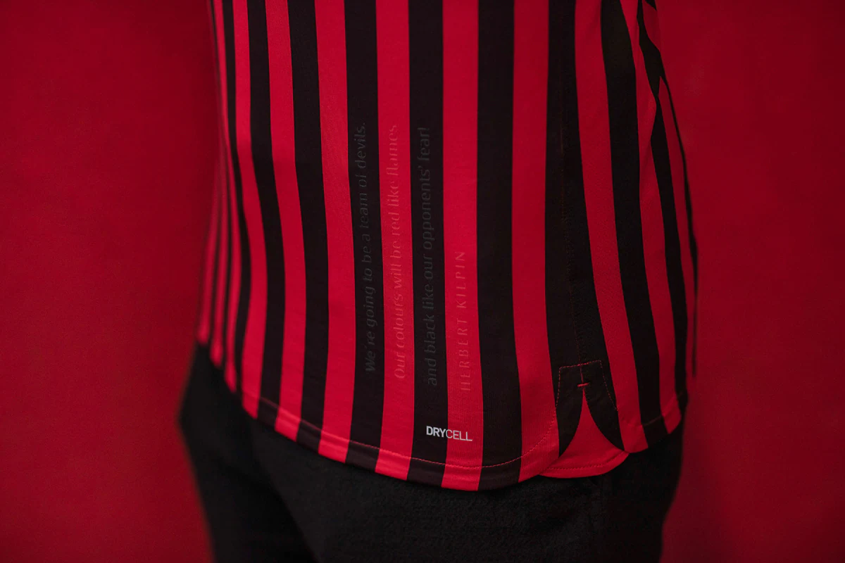 受伤的彭啸进入战上海U20的替补席，此前球员遭遇韧带损伤（曾遭韧带损伤，彭啸进入对阵上海U20之战替补席）