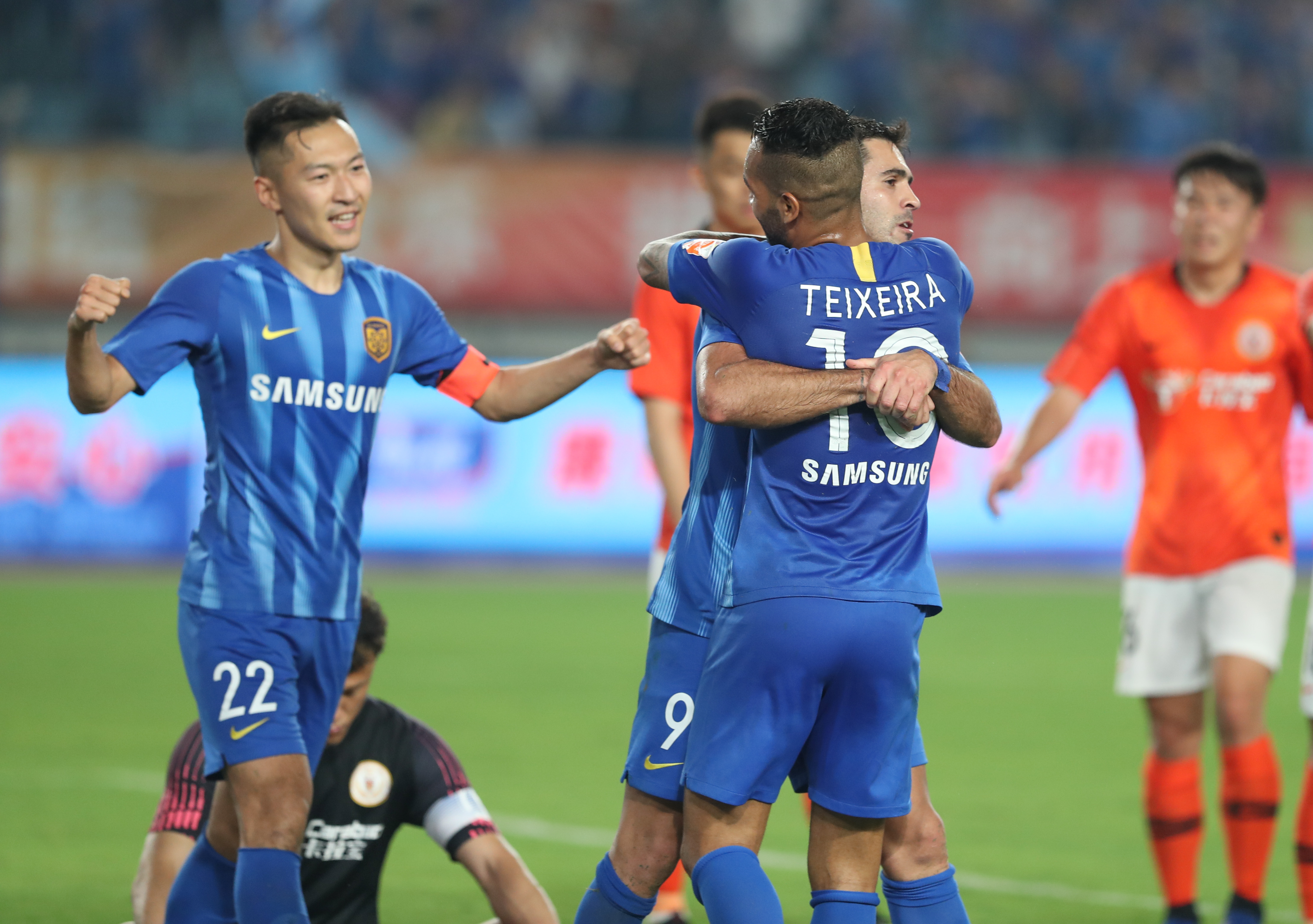 2026年世界杯阿根廷与葡萄牙分组，C罗与梅西将争夺冠军，竞争激烈，可能上演“火星撞地球”对决。（2026世界杯阿根廷同组葡萄牙：梅西C罗冲冠，巅峰对决一触即发）